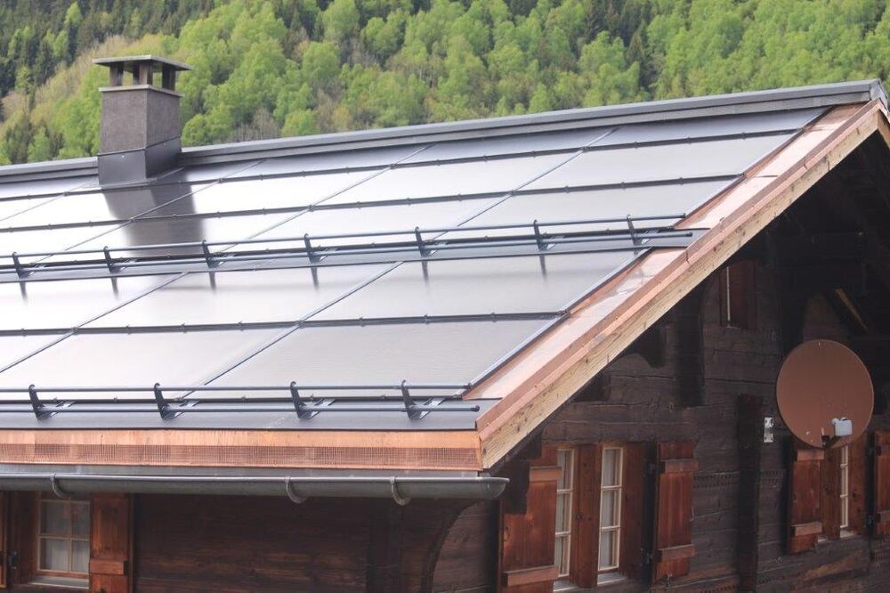 229%-PEB-EFH Fry Carli, Segnas GR. PV-Dach West und Ost mit Leistung 19.9 kWp. (Foto: Schweizer Solarpreis 2025)